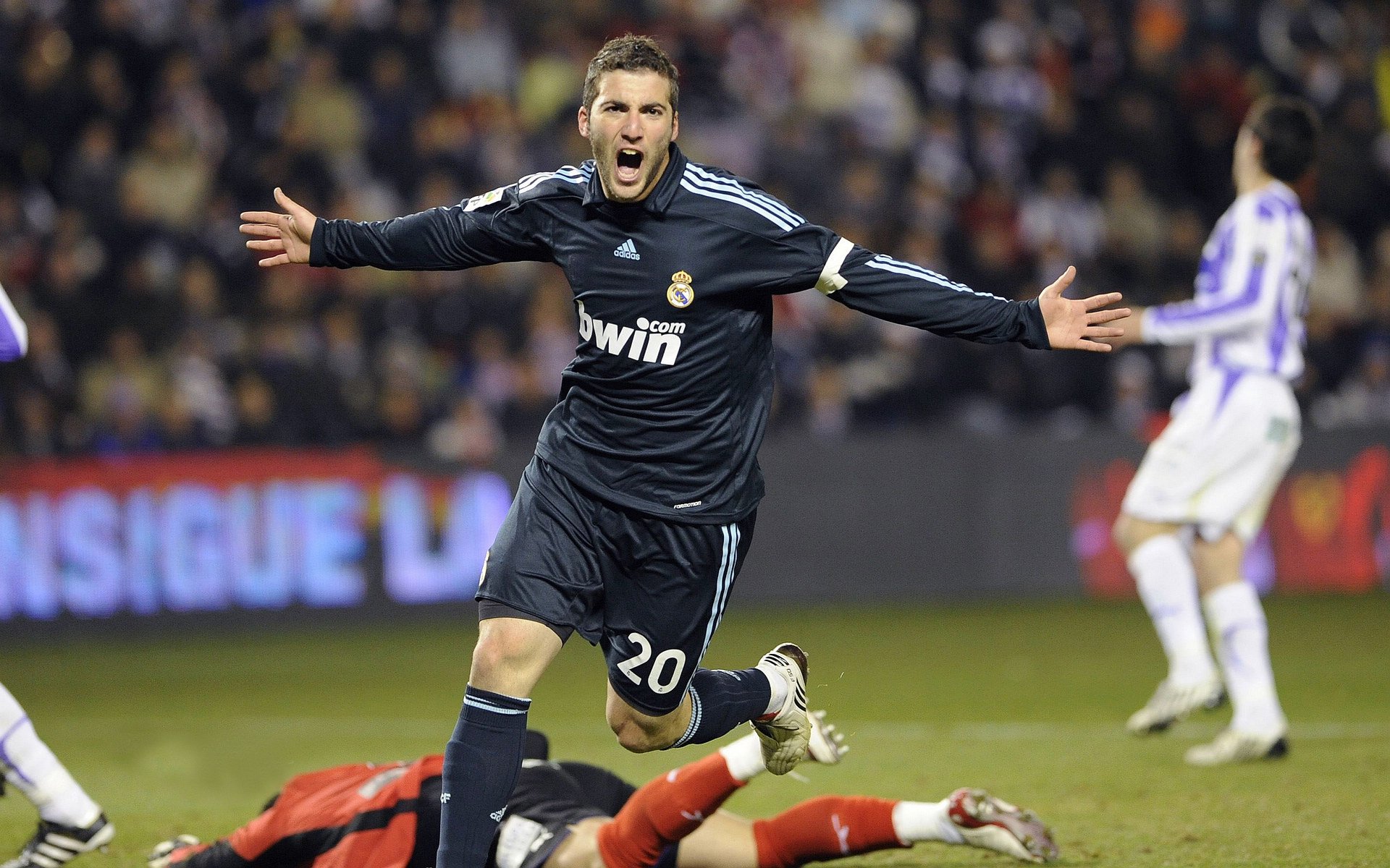 快船大胜雷霆，系列赛焦点战中乔治三分雨不断，快船和乔治的合同